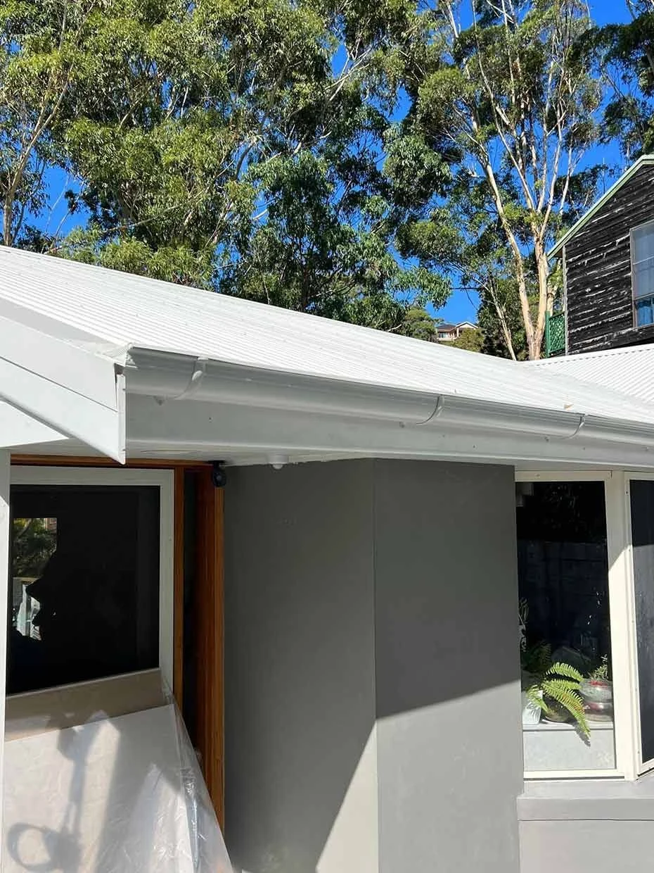 Aluminium continuous guttering rollformed on site and fitted along a house eave